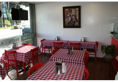 HEART OF ENCINO PIZZA AND PASTA WITH OUTDOOR SEATING